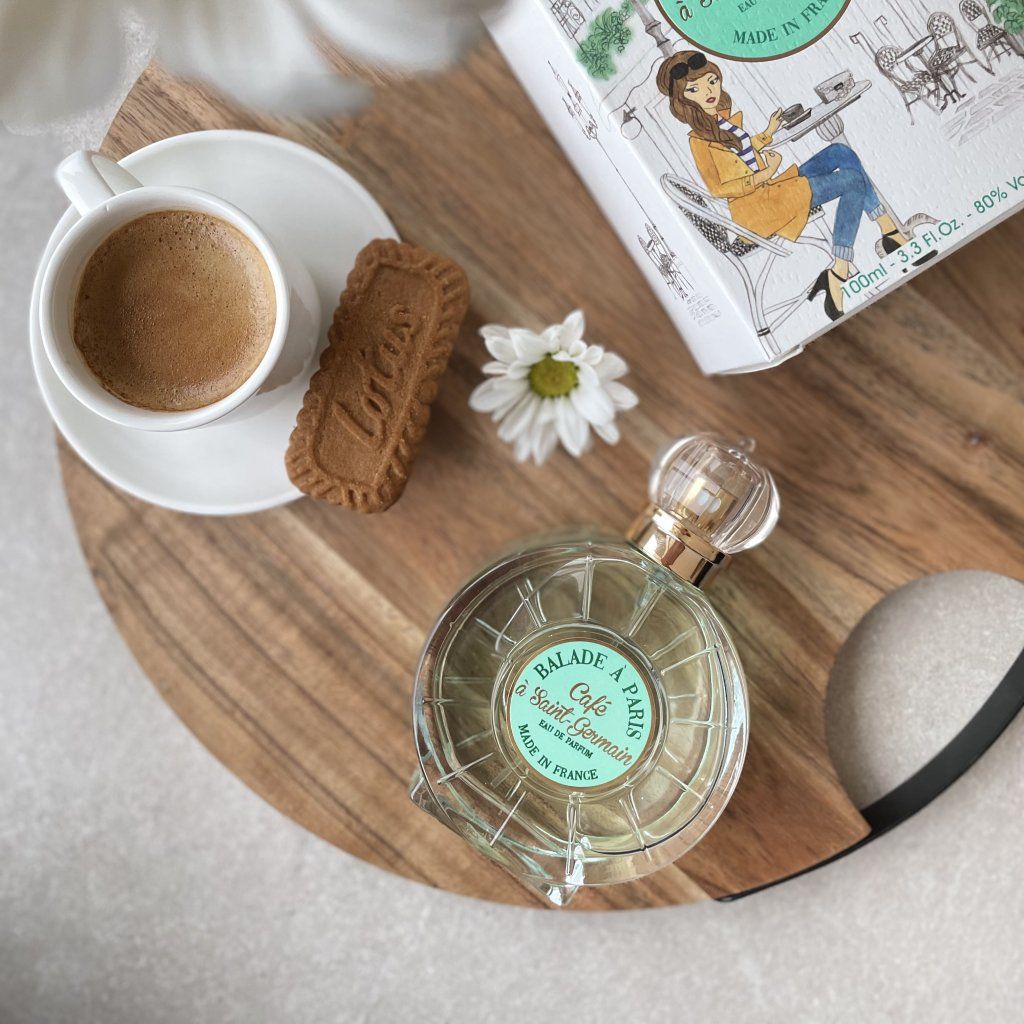 Editorial — apa de parfum franceza Cafe a Saint Germain pe o tava de lemn langa o ceasca de espresso si un biscuit, atmosfera frantuzeasca de zi cu zi