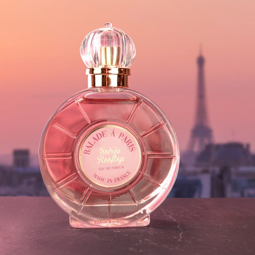 Editorial — apa de parfum franceza Soiree sur Rooftop pe o terasa la apus, in fundal silueta Parisului cu Turnul Eiffel