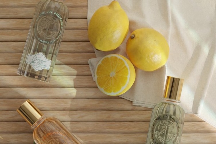 Editorial Jeanne en Provence — apele de parfum Verbina, Ceai alb si Floare de portocal pe o terasa de lemn cu lamai si o sacosa de panza in soarele verii