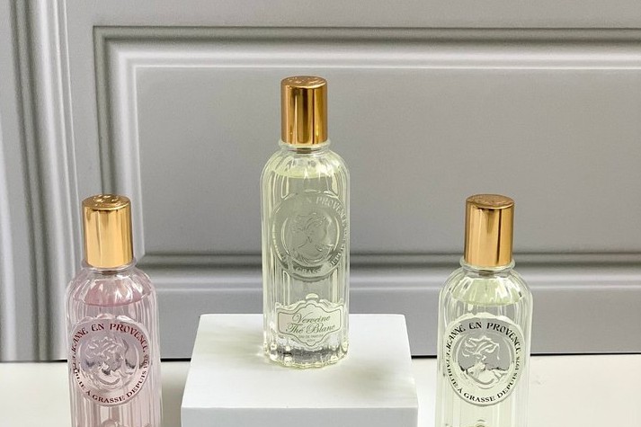 Trei ape de parfum Jeanne en Provence — Dimineata in gradina de trandafiri, Verbina si ceai alb si Verbina si cedru — pe fundal deschis