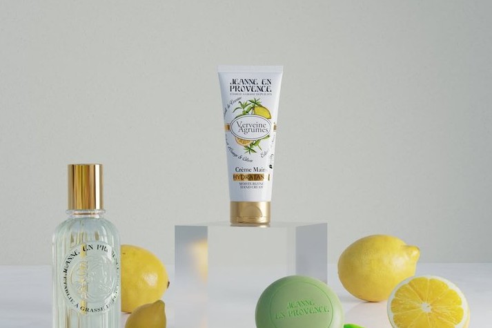 Gama Verbina si lamaie de la Jeanne en Provence — apa de parfum, crema de maini si sapun cu lamai, exemplu de stratificare a unui singur parfum